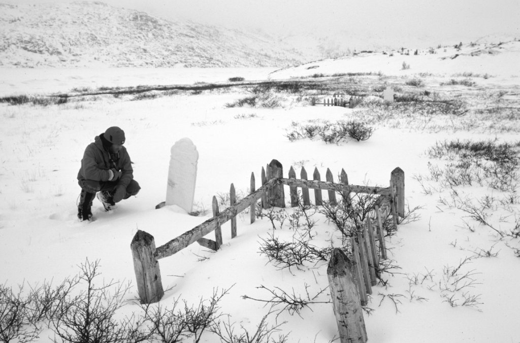 Grave near Okak   Grave near Okak