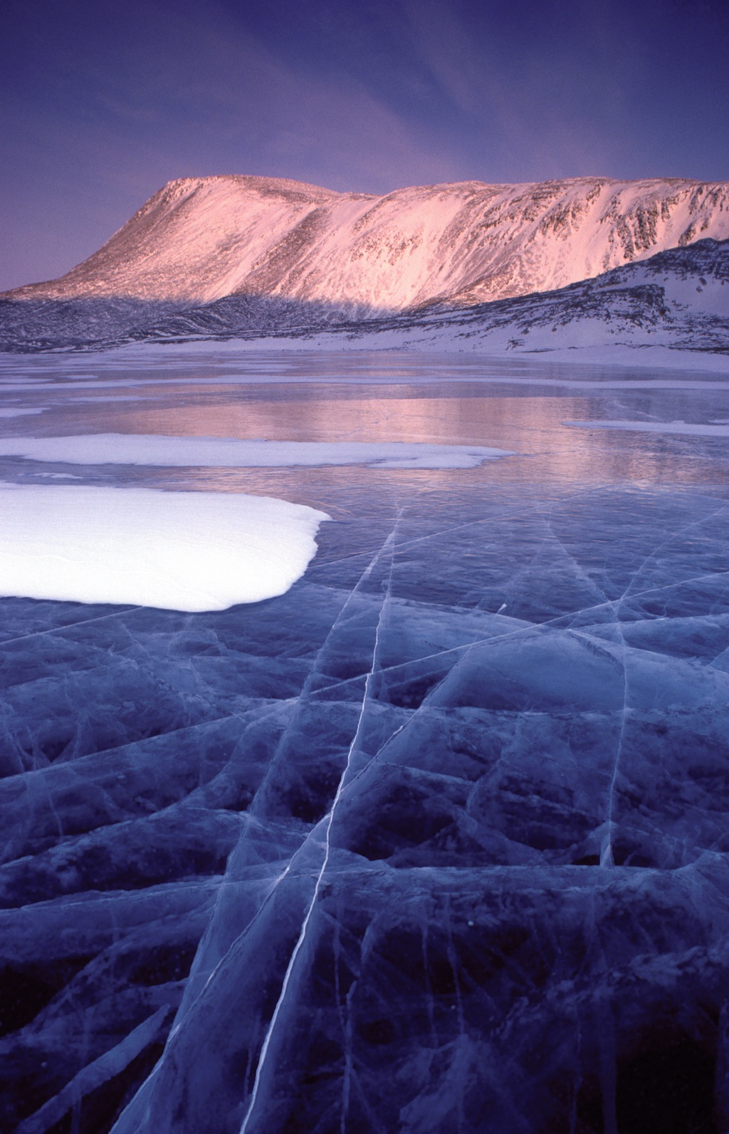 Murray Lake, Ellesmere Island: 81° 20' N, 69° 34' W   Murray Lake, Ellesmere Island: 81° 20' N, 69° 34' W