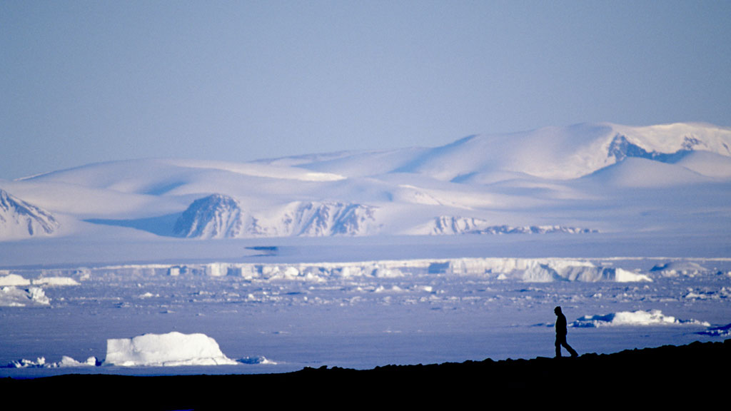  Ice-draped mountains of south-eastern Devon Island 